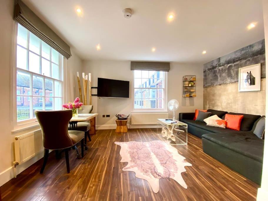 Stunning Little House On Poole Quay - Free Secure Parking & Wifi - In The Heart Of The Old Town - Great Location - Free Parking - Fast Wifi - Smart Tv - Newly Decorated - Sleeps 2! Close To Poole & Bournemouth & Sandbanks ภายนอก รูปภาพ