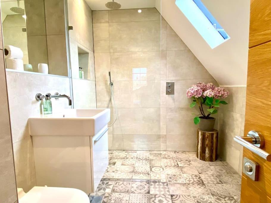 Stunning Little House On Poole Quay - Free Secure Parking & Wifi - In The Heart Of The Old Town - Great Location - Free Parking - Fast Wifi - Smart Tv - Newly Decorated - Sleeps 2! Close To Poole & Bournemouth & Sandbanks ภายนอก รูปภาพ